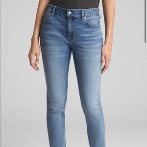 Gap Mid Rise Soft Wear Girlfriend Jeans With Washwell™
